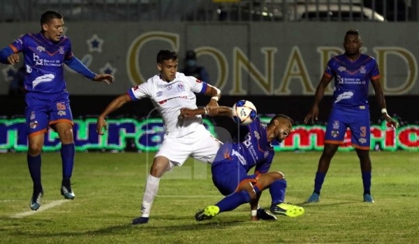 Olimpia se impuso contra una UPN que terminó el partido con ocho jugadores