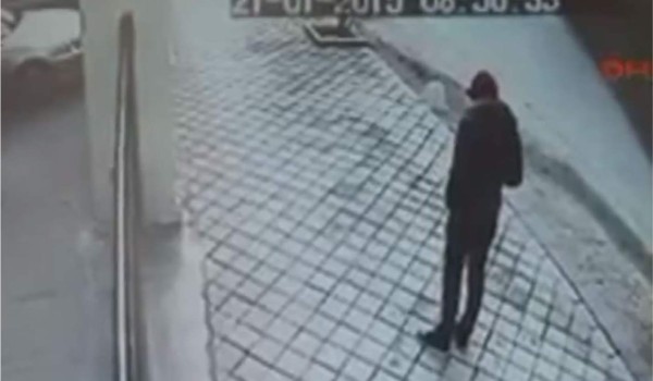 Minutos antes de que el joven perdiera la vida cuando fue atropellado por un vehículo. Foto YouTube.