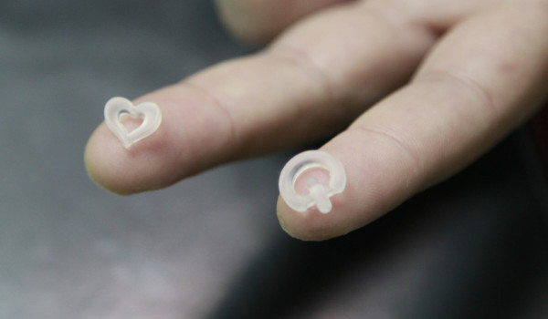 Es mago para partir lenguas, perforar piel y colorear ojos