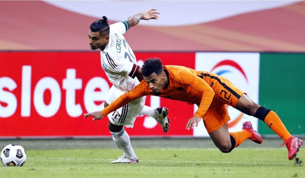 Jesés Manuel Corona dejando atrás la marca del holandés Owen Wijndal. Foto AFP