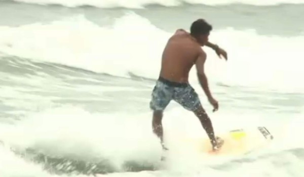 Surf para sortear la violencia de Acapaulco