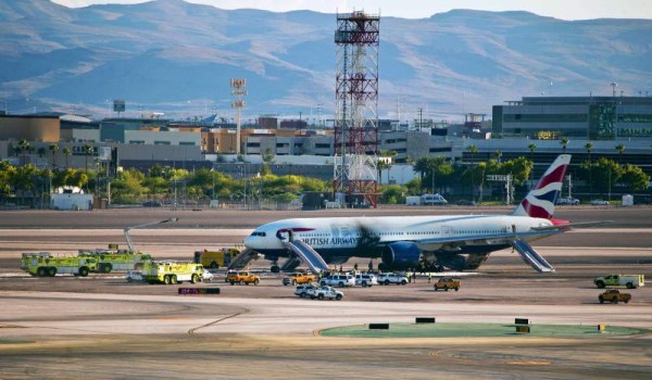 Las autoridades investigan las causas del misterioso incendio en el motor del avión de British Airways.