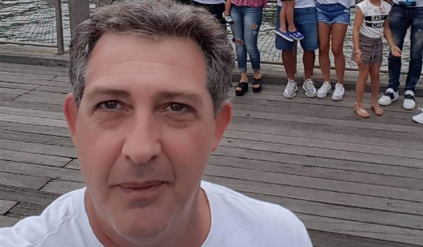 Esta podría ser la selfie del año por un detalle en el fondo