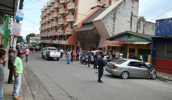 Desde camioneta acribillan a vendedor de carros y a su cliente