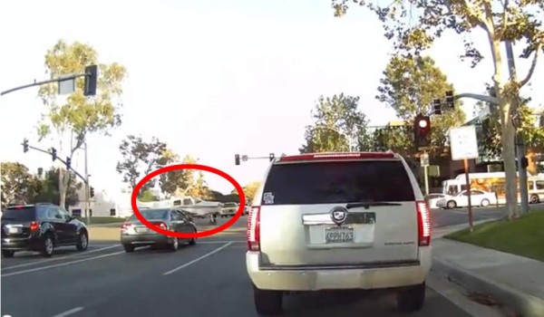 Avioneta aterriza en una carretera transitada en California