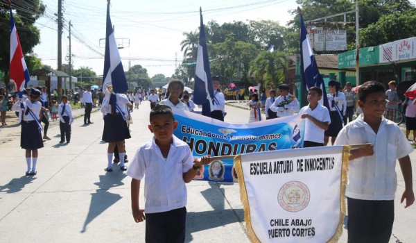 Civismo y colorido en desfiles patrios en Honduras