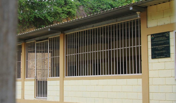 Cierran cinco centros de salud del norte de Honduras por falta de fondos