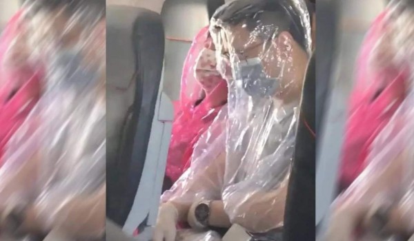 VIDEO: Pasajeros de un avión se envuelven en plástico para no contagiarse de coronavirus