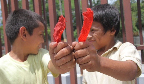 Niños quieren escapar de la pobreza con la 'magia”