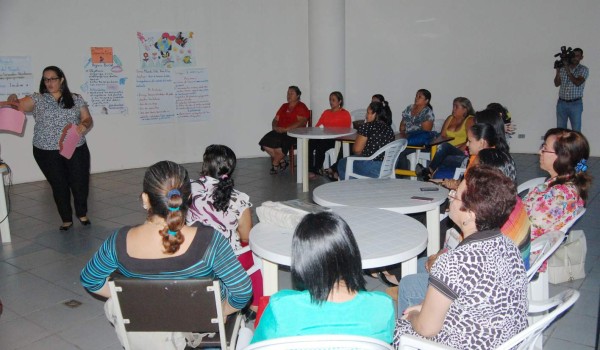Niñeras y maestras de guarderías reciben orientación