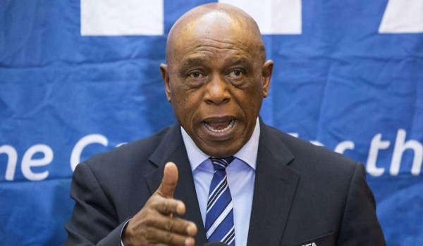 Sudafricano Sexwale se retira de la elección a presidente de la Fifa