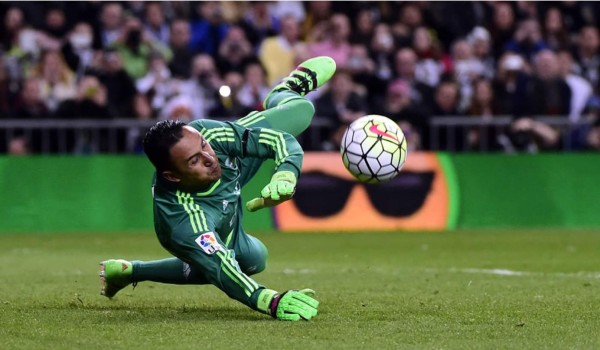 Keylor Navas hace historia e iguala récord de Casillas en los penales