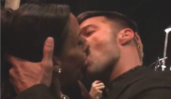 Pagó 90 mil dólares por un beso de Ricky Martin