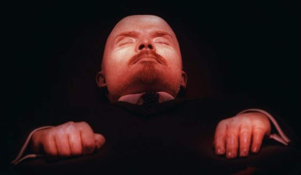 Comunistas rusos defienden el cuerpo embalsamado de Lenin