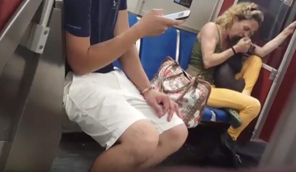 Perturbador video de una mujer que muerde a su perro