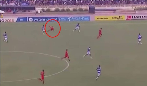 La insólita caída de un futbolista que hizo delirar al narrador