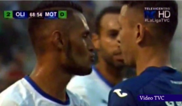 VIDEO: El beso de Alex López a Erick Andino