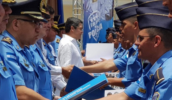 Ascienden a 614 policías de la Escala Básica