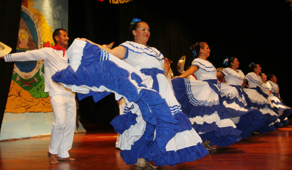 Escuela Internacional Sampedrana se luce con festival cultural