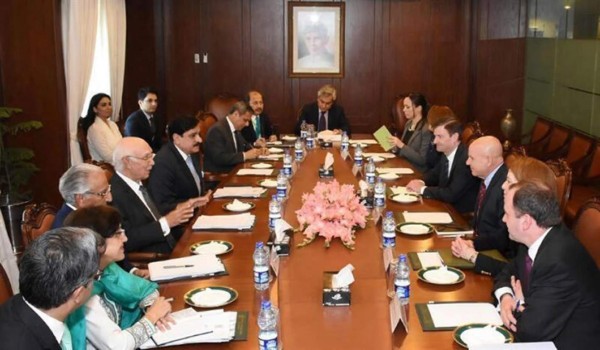 El asesor de Seguridad de EUA habla de seguridad con el primer ministro paquistaní