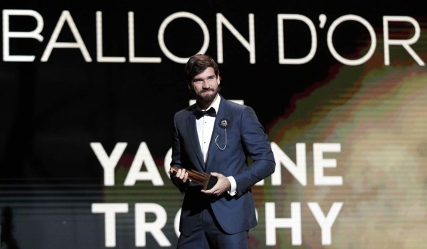 Alisson Becker gana el primer trofeo Yashin al mejor portero de 2019