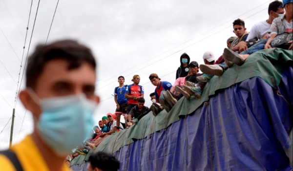 Suman 9,000 los hondureños que van en caravana hacia Estados Unidos
