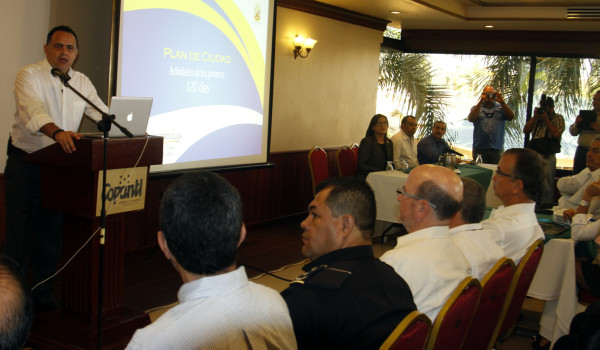 En 120 días no habrá un bache en San Pedro, promete Calidonio