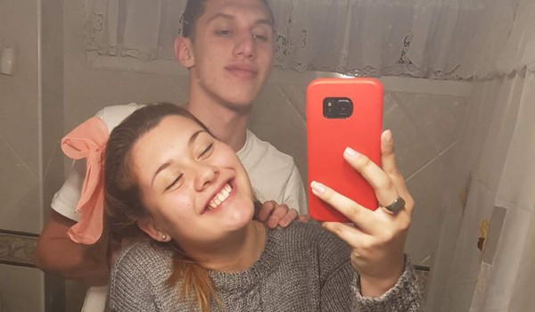 Selfie romántica ocultaba un extraño detalle en el fondo