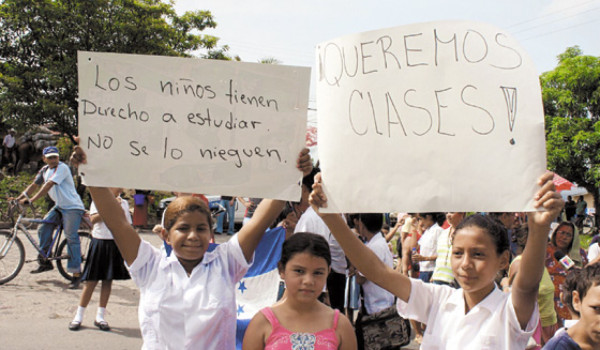 Maestros llegan a centros, pero no para dar clases