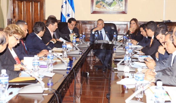 Diputados de Honduras revisarán contratos millonarios