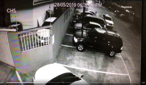 Momento en el que las cámaras captaban cómo sujetos desconocidos robaban en el interior de varios autos.