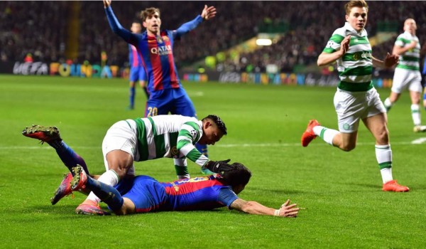 Video: El controversial penal de Emilio Izaguirre a Luis Suárez