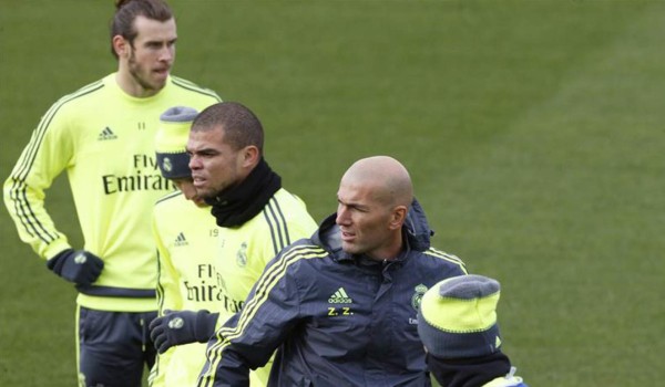 Pepe y Bale trabajan al margen del grupo en el entrenamiento