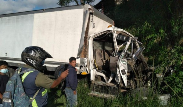 Camión sin frenos impacta contra autobús en salida a Olancho