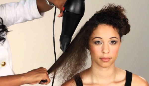 Denuncian a colegio que obliga alumnas a alisarse el pelo