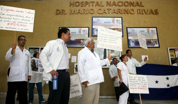 Lobo ordena despedir a 111 médicos en huelga