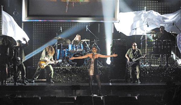 Orgullo latino en entrega de premios Alma