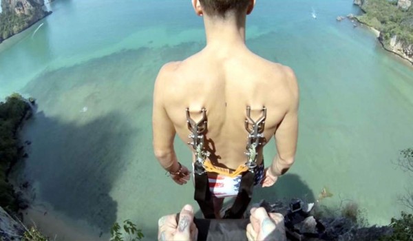 Deportista incrustó el arnés del paracaídas en su espalda