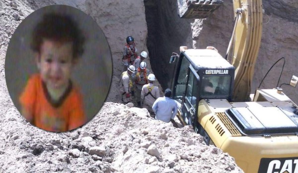 Los bomberos rescataron el cuerpo del menor que cayó en el pozo.