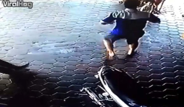 Increíbles reflejos de este super papá al salvar a sus hijos