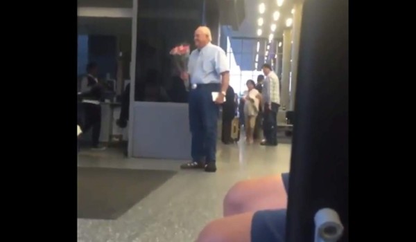 Anciano protagoniza la espera más dulce en el aeropuerto