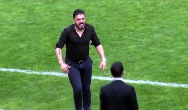 VIDEO: Gattuso agrede a su asistente técnico durante un partido