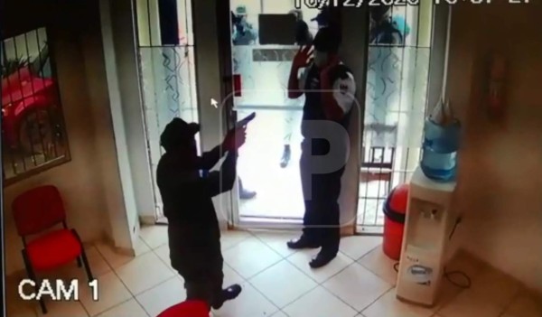 VIDEO: Sujetos vestidos como militares asaltan agencia bancaria en Olanchito, Yoro