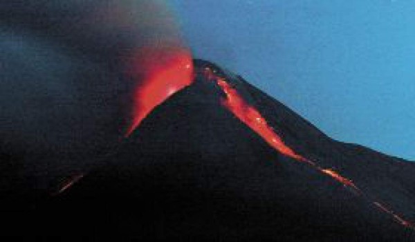 Evacuan 11 mil personas por Merapi