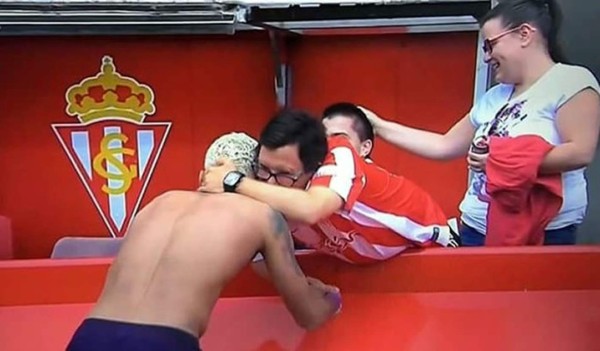 Video: Neymar y su doble gesto con un aficionado del Sporting de Gijón