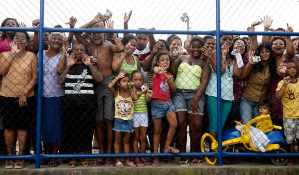 Brasil: Obama juega fútbol con niños de la favela