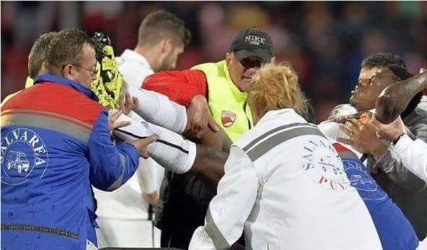 Fallece futbolista Patrick Ekeng tras desplomarse en pleno partido