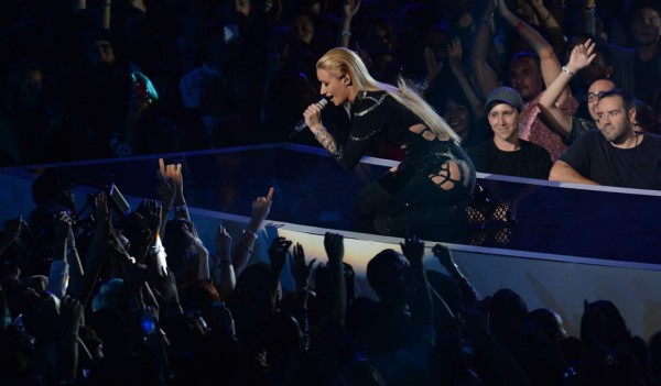 Miley Cyrus le quita el mejor premio a Pharrell Williams en los MTV