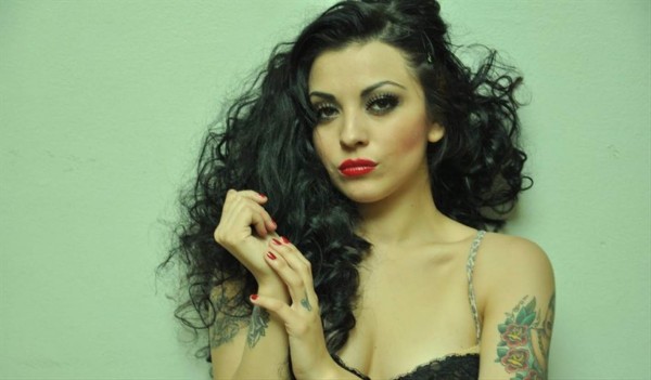 Mon Laferte le da una mala noticia a sus fans