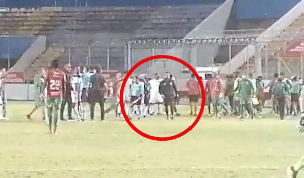 ¡Vergonzoso! Jerry Bengtson le tiró un botellazo a Mathías Techera durante la batalla campal